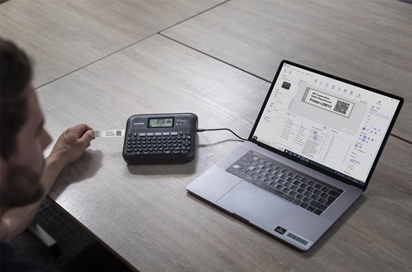mann på kontoret som redigerer en etikett på p-touch editor 6-programvaren 