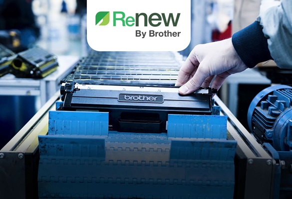 Produksjonslinje av sorte Brother-tonerkassetter med en hånd som holder den ene foran med Renew-logoen over i grønt