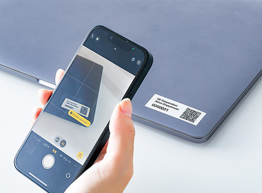 person som skanner en eiendel s QR kode opprettet med p-touch editor 6.0 etikettdesign og utskriftsprogramvare