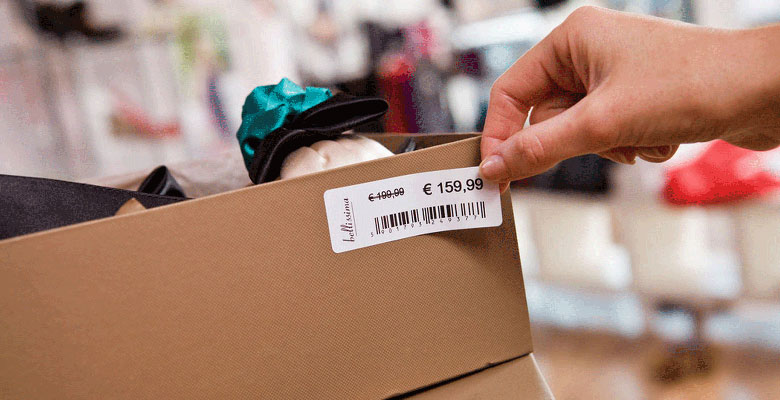 Strekkodeetikett blir brukt på skoesken i butikken