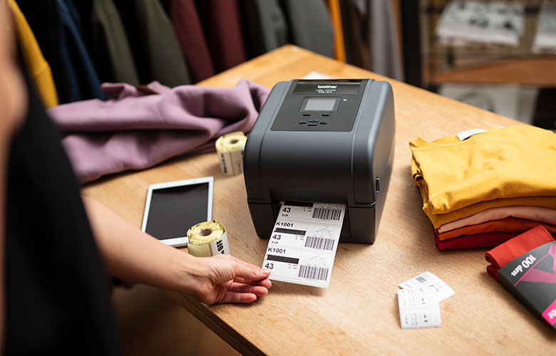 Brother TD stasjonær etikettskriver som skriver ut RFID produktetiketter