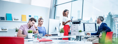 Kontorarbeidere som har en MPS Managed Print Services løsning på kontoret