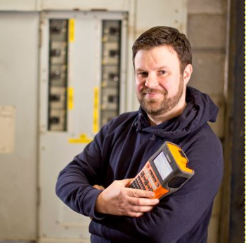 Elektriker med PTE550W merkemaskin