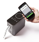 En person skriver ut en merkelapp på Brother PTP750W via mobiltelefonen