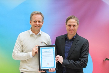 Geir Langedrag med diplom fra Kreftforeningen