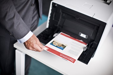Mann med utskrift fra Brother printer
