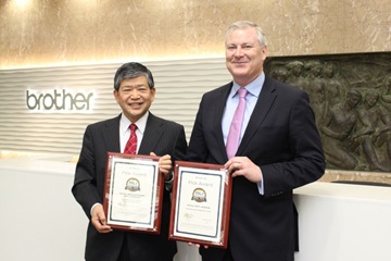Brothers president Ichiro Sasaki mottar prisene fra Buyers Labs Gerry O’Rourke.