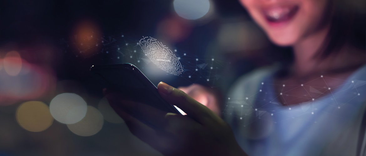 Dame som ser på en mobiltelefon