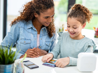Mor og datter lager og skriver ut etiketter på Brother PTP710BTH CUBE Plus skriver og app