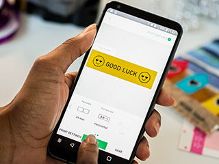 P-touch Design & Print-app på smarttelefon som brukes til å lage en merkelapp