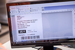 Dataskjerm som viser P-touch Editor, en programvare for etikett design