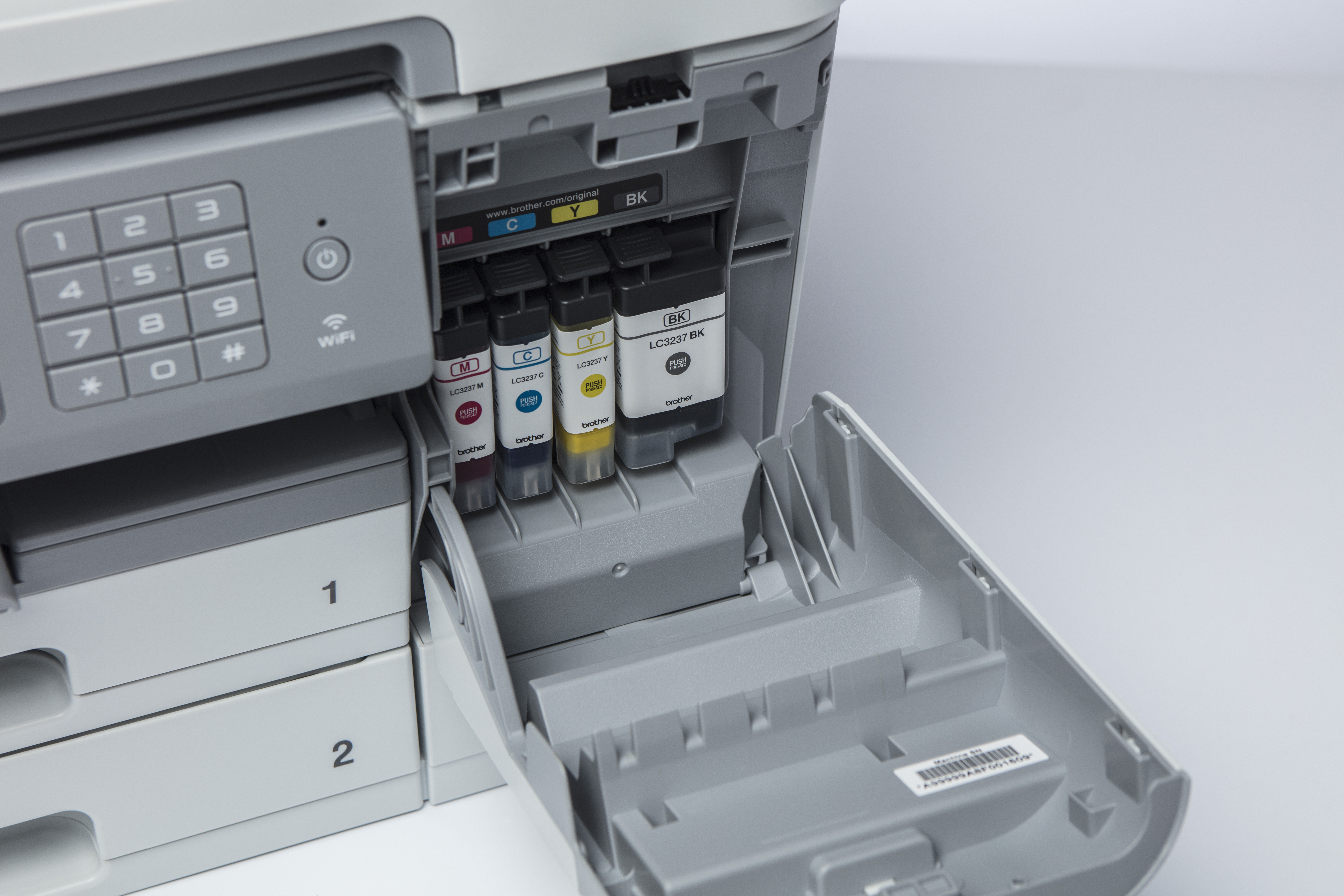 Blekkpatroner installert i Brother MFC J6945DW multifunksjon blekkskriver