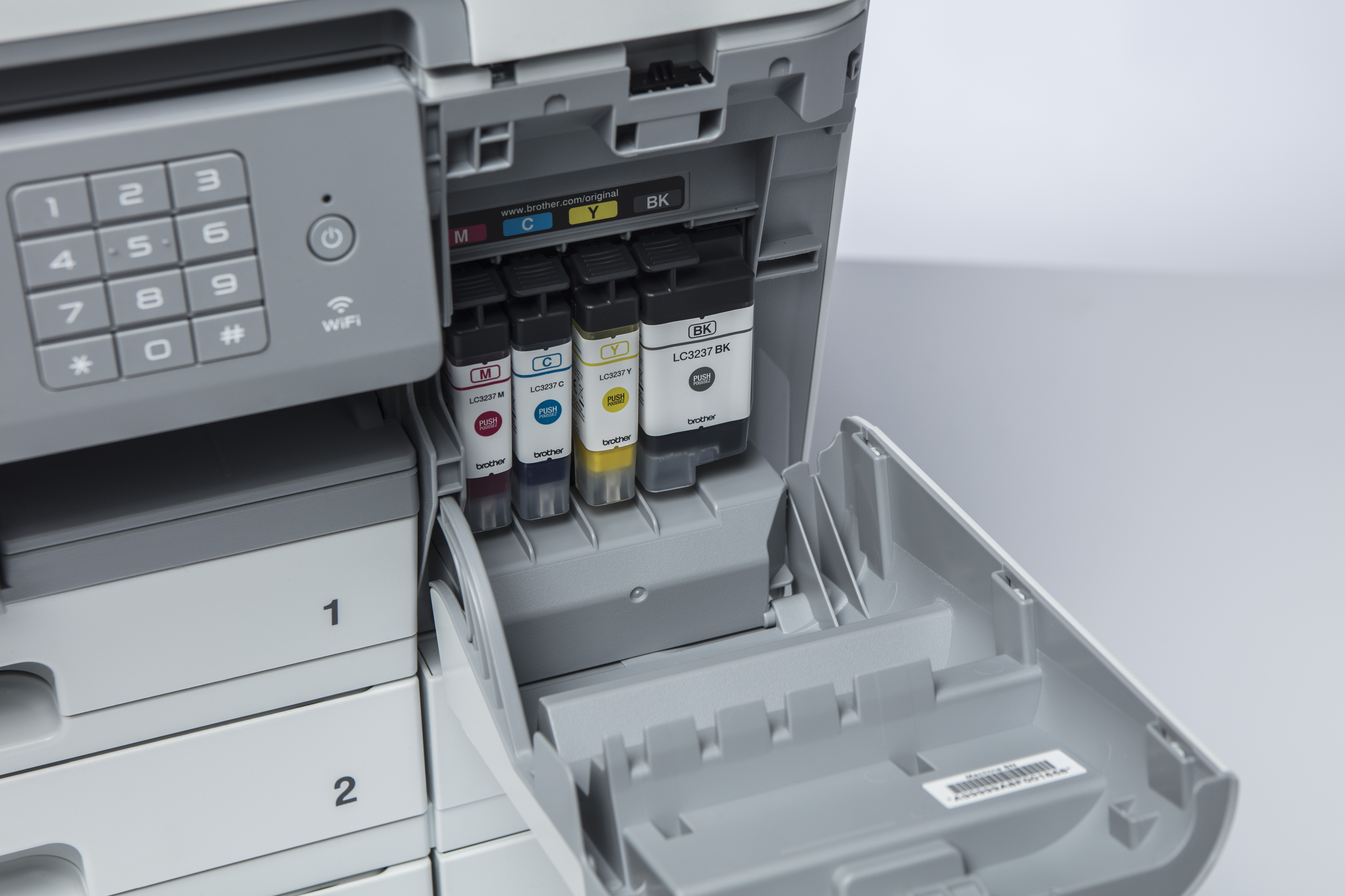 Blekkpatroner installert i Brother MFC J6947DW multifunksjon blekkskriver